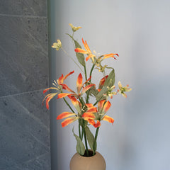 Lilies di carta bianca arancione