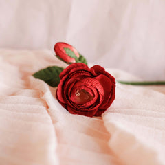 Rosa rosso in carta rossa