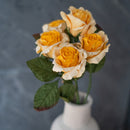 Rose Lady in carta gialla