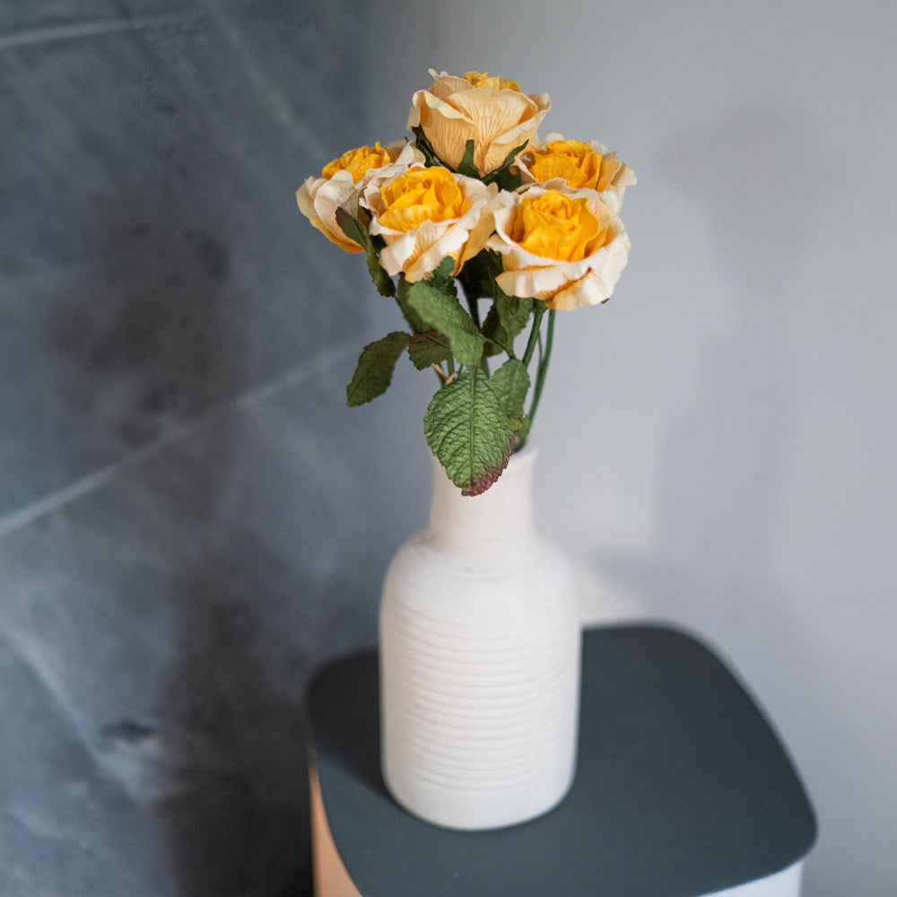 Rose Lady in carta gialla