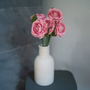 Rosa inglese in carta rosa tenue