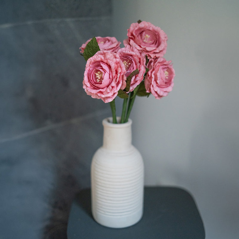 Rosa inglese in carta rosa tenue