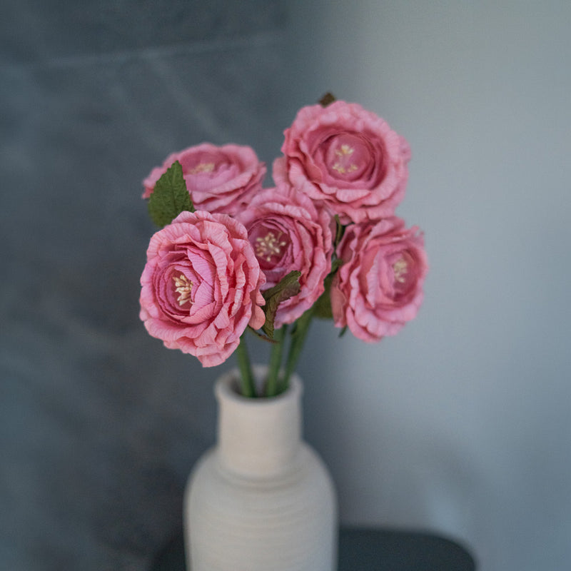 Rosa inglese in carta rosa tenue