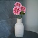 Rosa inglese in carta rosa tenue