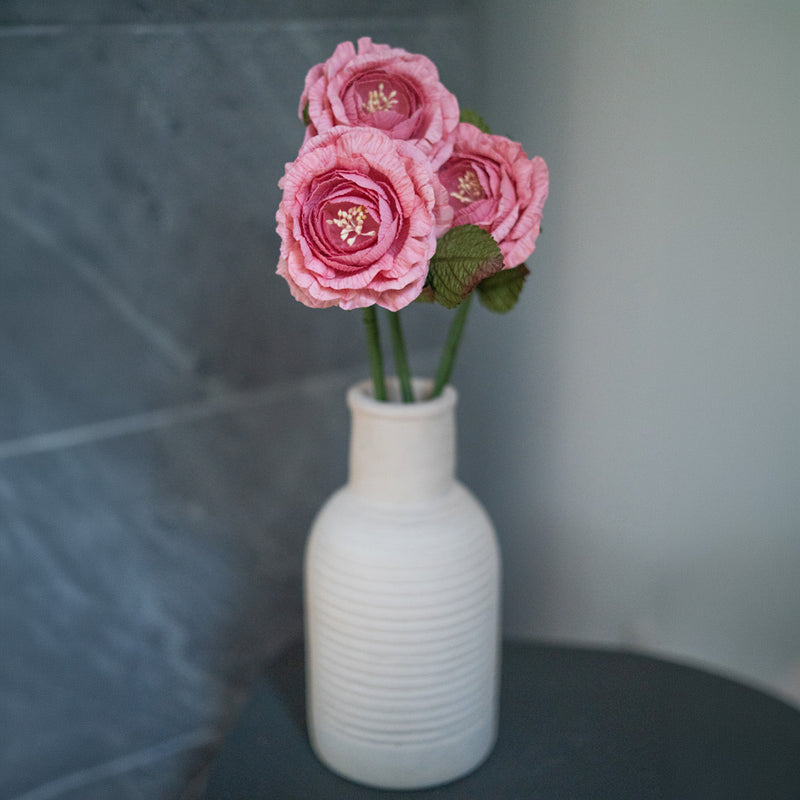 Rosa inglese in carta rosa tenue