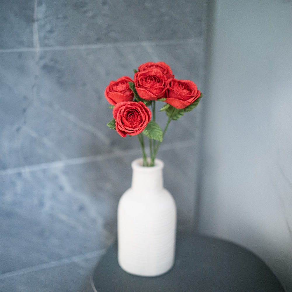 Rosa di carta rosso brillante Rosa