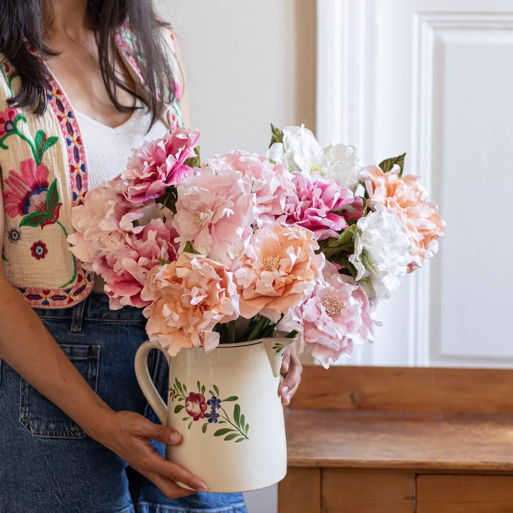 Bouquet di penna per busta di fiori di garofano rosa e carta per appunti  bianca su sfondo rosa