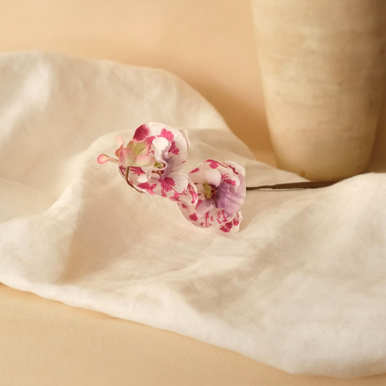 Orchidée sauvage en papier bordeaux