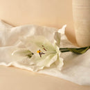 Lys en papier blanc cassé