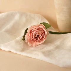 Camelia di carta rosa pallida