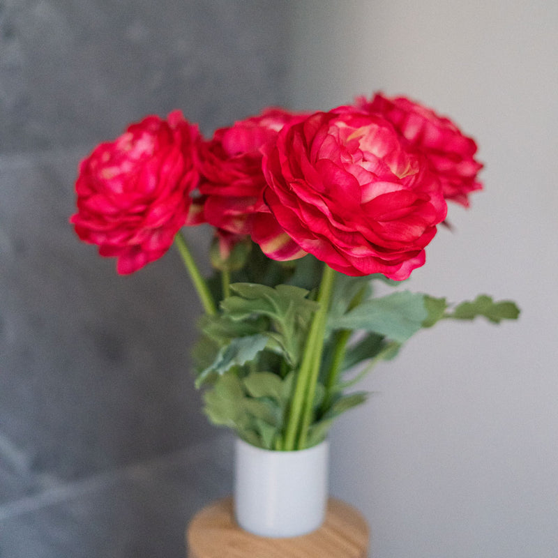 fiori artificiali a forma di fiore. Fiorellino di ranuncolo fucsia
