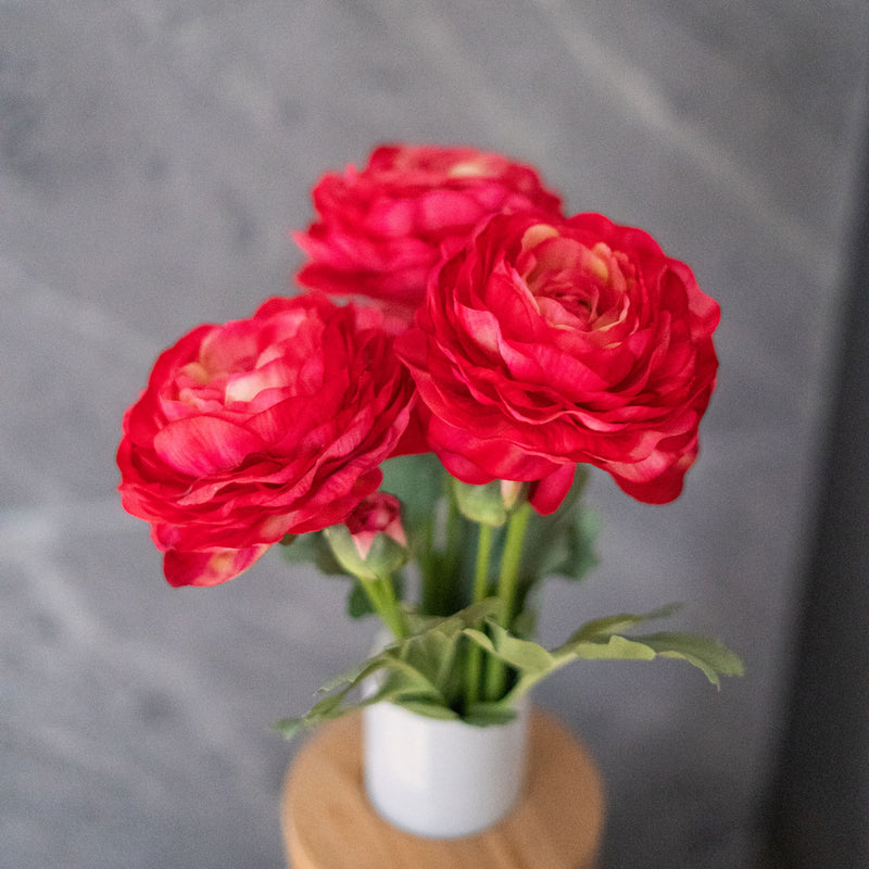 fiori artificiali a forma di fiore. Fiorellino di ranuncolo fucsia