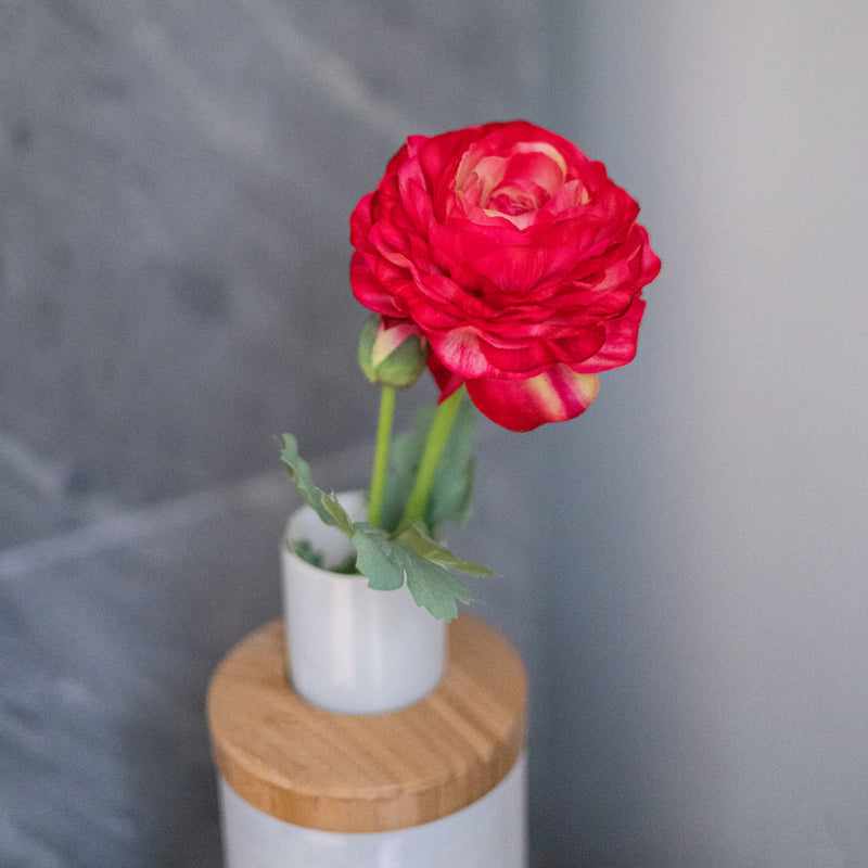 fiori artificiali a forma di fiore. Fiorellino di ranuncolo fucsia