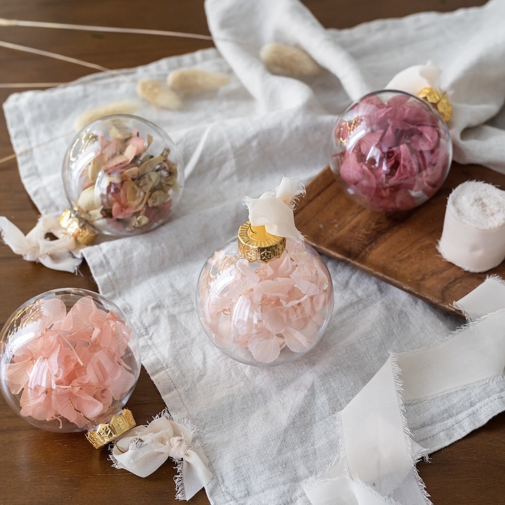 boules-de-noel-avec-fleurs